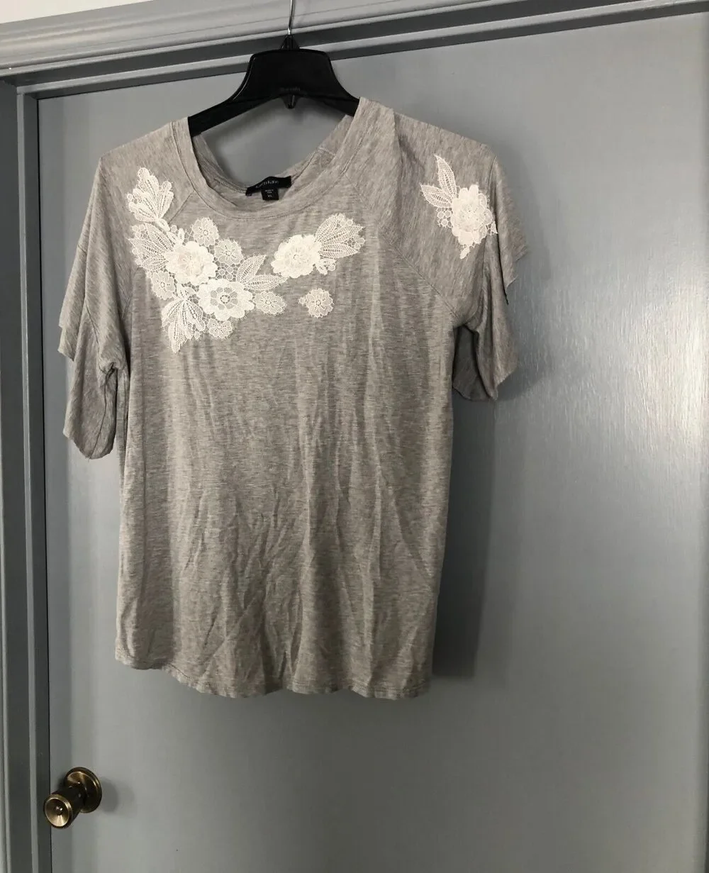 Karen Kane Womens Shirt Top Size XL gray white floral applique flare sleeves